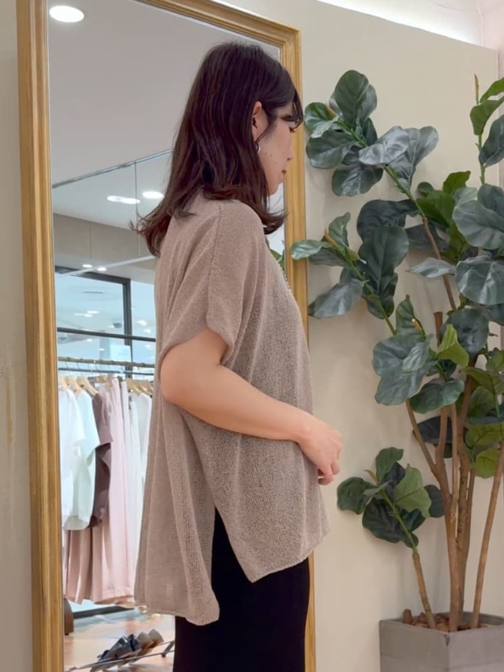 ブラウン系のニット/セーター、ブラック系のキャミソール、ブラック系のスカートを着用したレディースの夏コーディネートの3枚目の写真