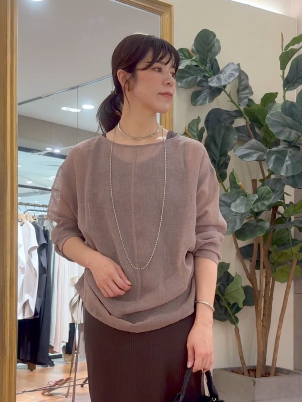 ブラウン系のシャツ/ブラウス、ブラウン系のワンピース、ブラック系のハンドバッグを着用したレディースの夏コーディネートの2枚目の写真