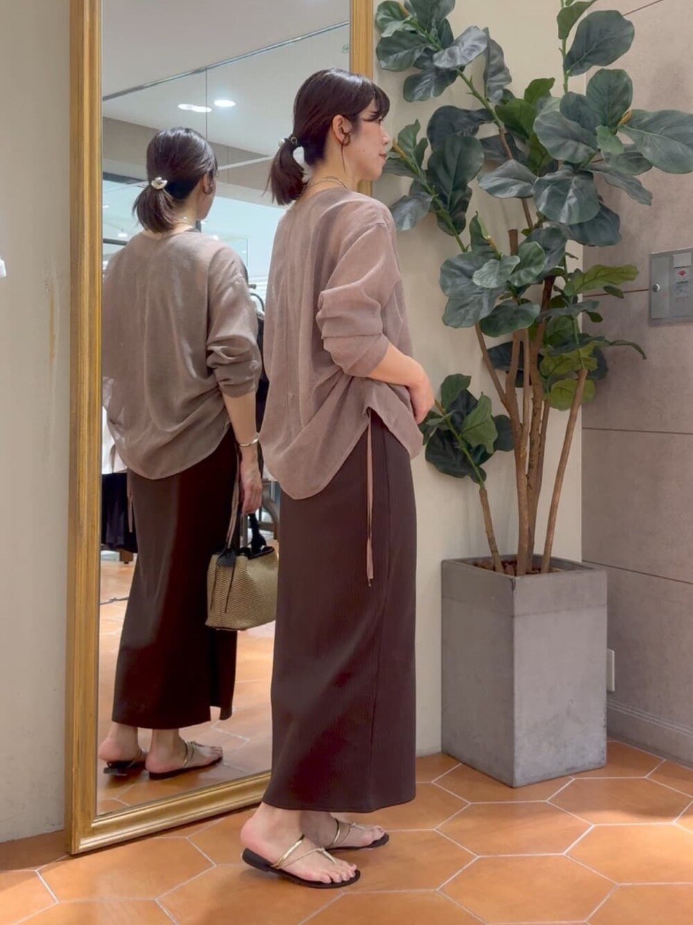 ブラウン系のシャツ/ブラウス、ブラウン系のワンピース、ブラック系のハンドバッグを着用したレディースの夏コーディネートの6枚目の写真