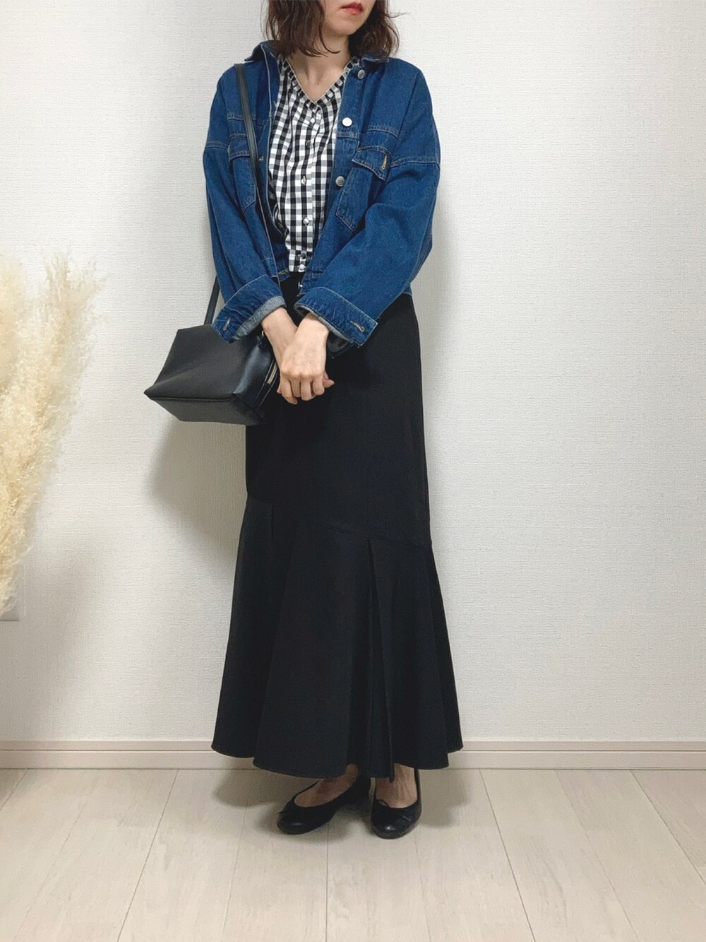 ブルー系のデニムジャケット、ブラック系のシャツ/ブラウス、ブラック系のスカートを着用したレディースの夏コーディネートの3枚目の写真