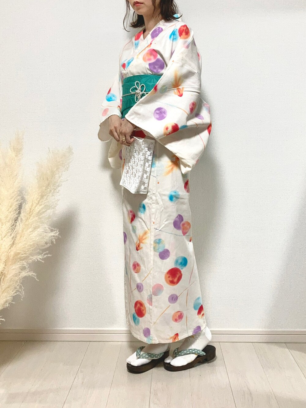 ホワイト系のかごバッグ、ホワイト系の浴衣、グリーン系の和装小物を着用したレディースの夏コーディネートの3枚目の写真