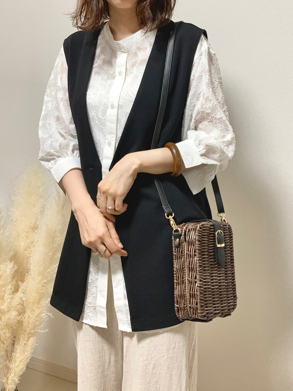 ホワイト系のシャツ/ブラウス、ブラック系のベスト、ホワイト系のその他パンツを着用したレディースの夏コーディネートの4枚目の写真