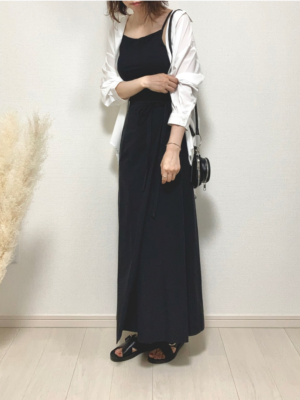 ホワイト系のシャツ/ブラウス、ブラック系のスカート、ブラック系のショルダーバッグを着用したレディースの夏コーディネートの2枚目の写真