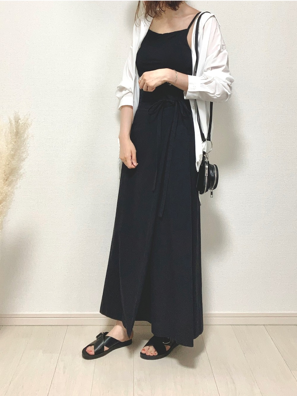 ホワイト系のシャツ/ブラウス、ブラック系のスカート、ブラック系のショルダーバッグを着用したレディースの夏コーディネートの4枚目の写真