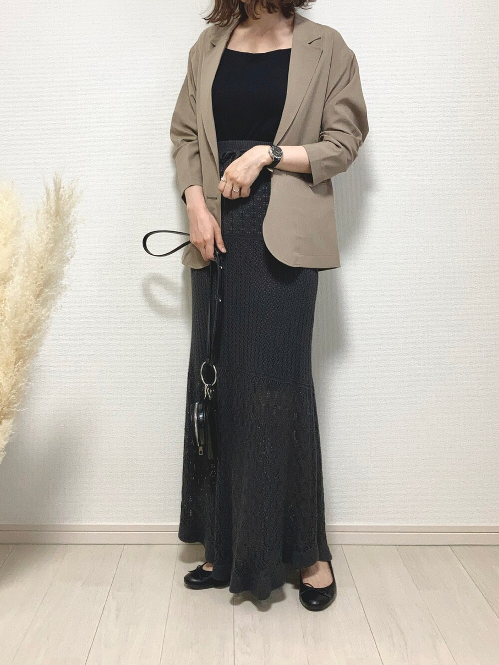 ブラウン系のテーラードジャケット、グレー系のスカート、ブラック系のバレエシューズを着用したレディースの夏コーディネートの5枚目の写真