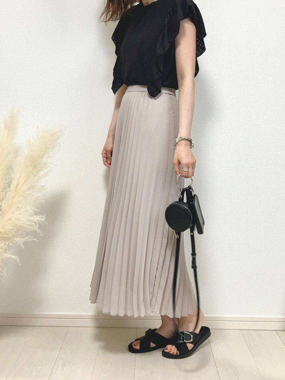 ブラック系のTシャツ/カットソー、グレー系のスカート、ブラック系のショルダーバッグを着用したレディースの夏コーディネートの2枚目の写真