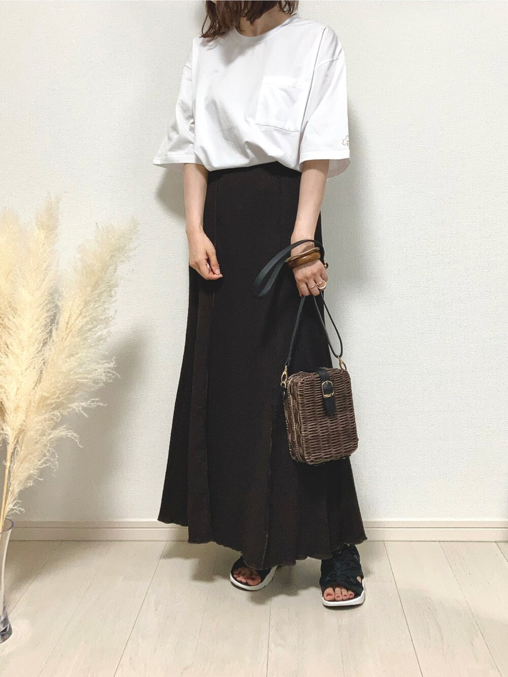 ホワイト系のTシャツ/カットソー、ブラウン系のスカート、ブラウン系のかごバッグを着用したレディースの夏コーディネートの2枚目の写真