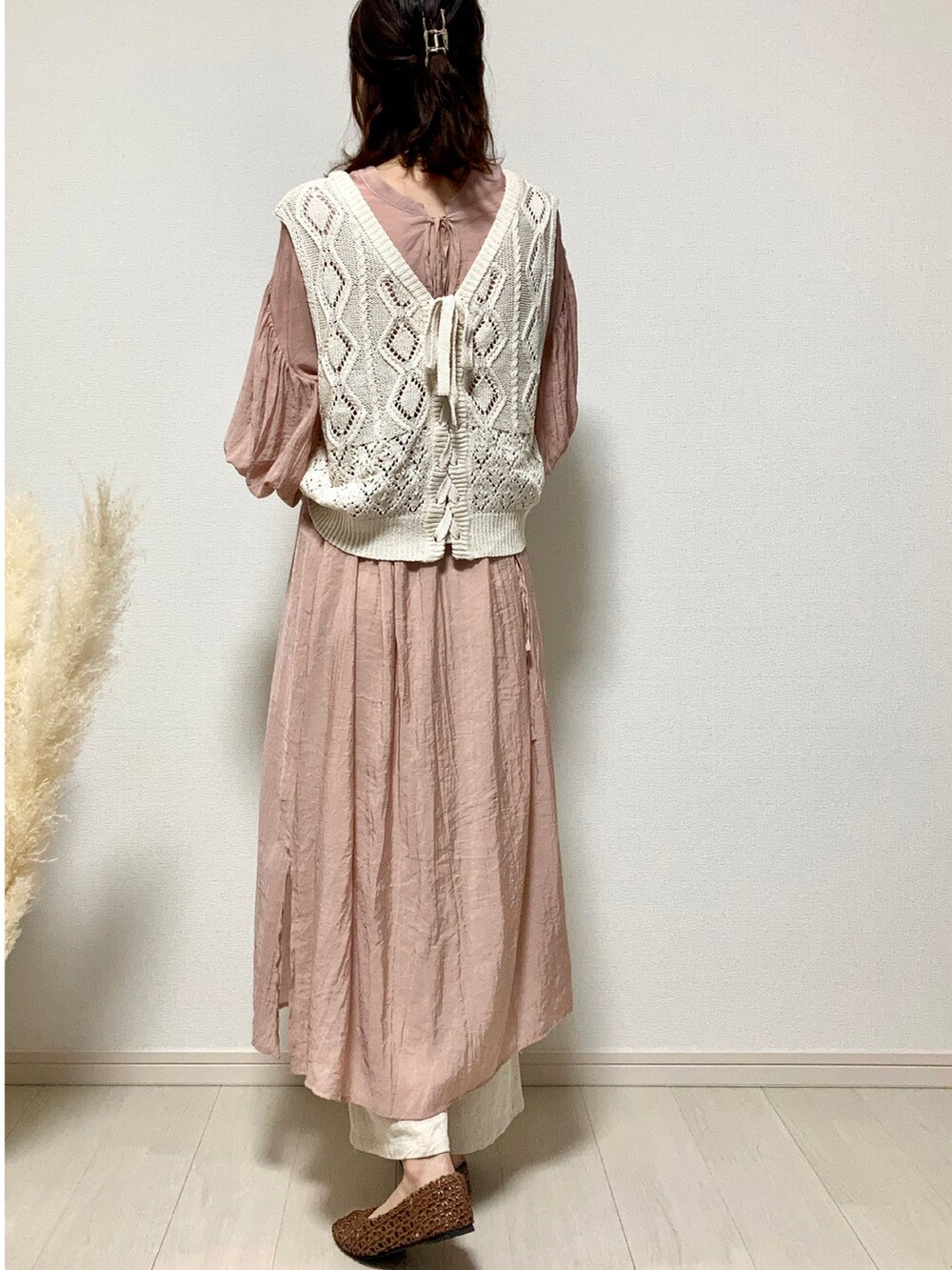 オレンジ系のシャツワンピース、ベージュ系のベスト、ホワイト系のその他パンツを着用したレディースの夏コーディネートの5枚目の写真