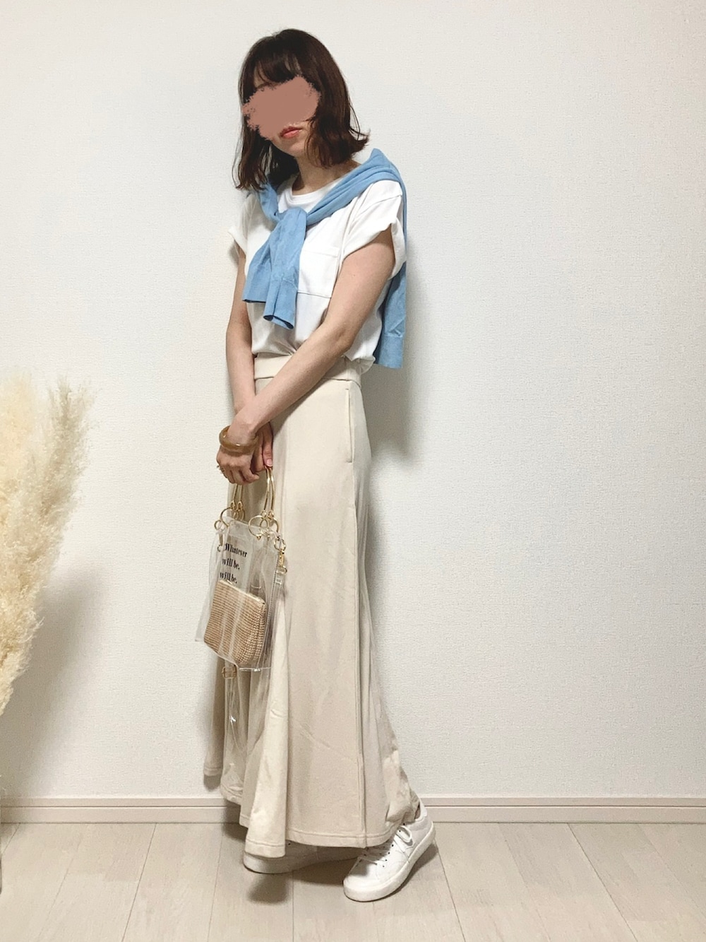 ホワイト系のTシャツ/カットソー、ホワイト系のスカート、ホワイト系のスニーカーを着用したレディースの夏コーディネートの3枚目の写真