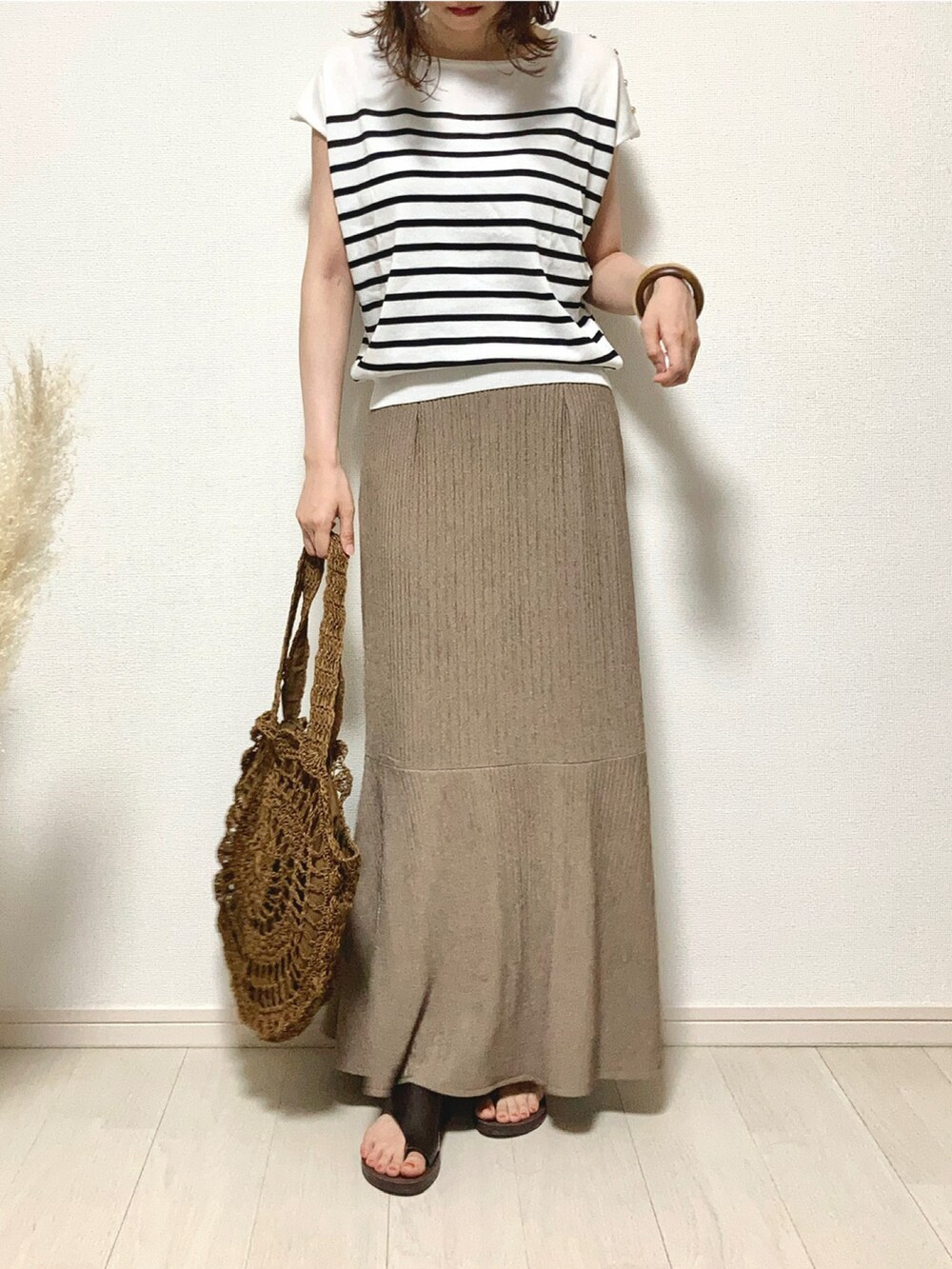 ホワイト系のトップス、ブラウン系のスカート、ブラウン系のショルダーバッグを着用したレディースの夏コーディネートの2枚目の写真