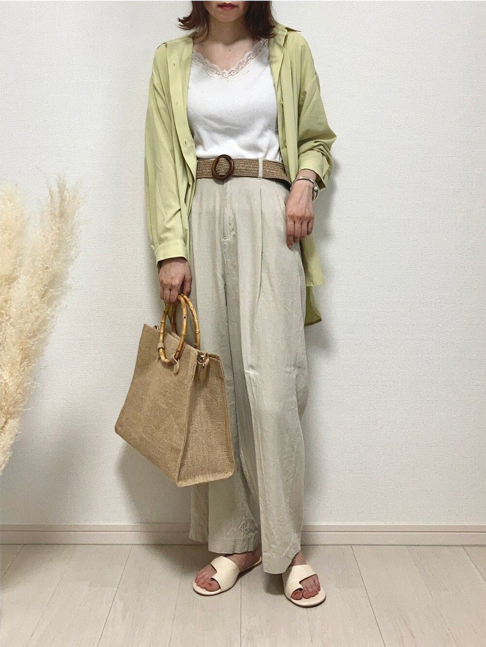 ホワイト系のTシャツ/カットソー、イエロー系のシャツ/ブラウス、ベージュ系のその他パンツを着用したレディースの夏コーディネートの2枚目の写真