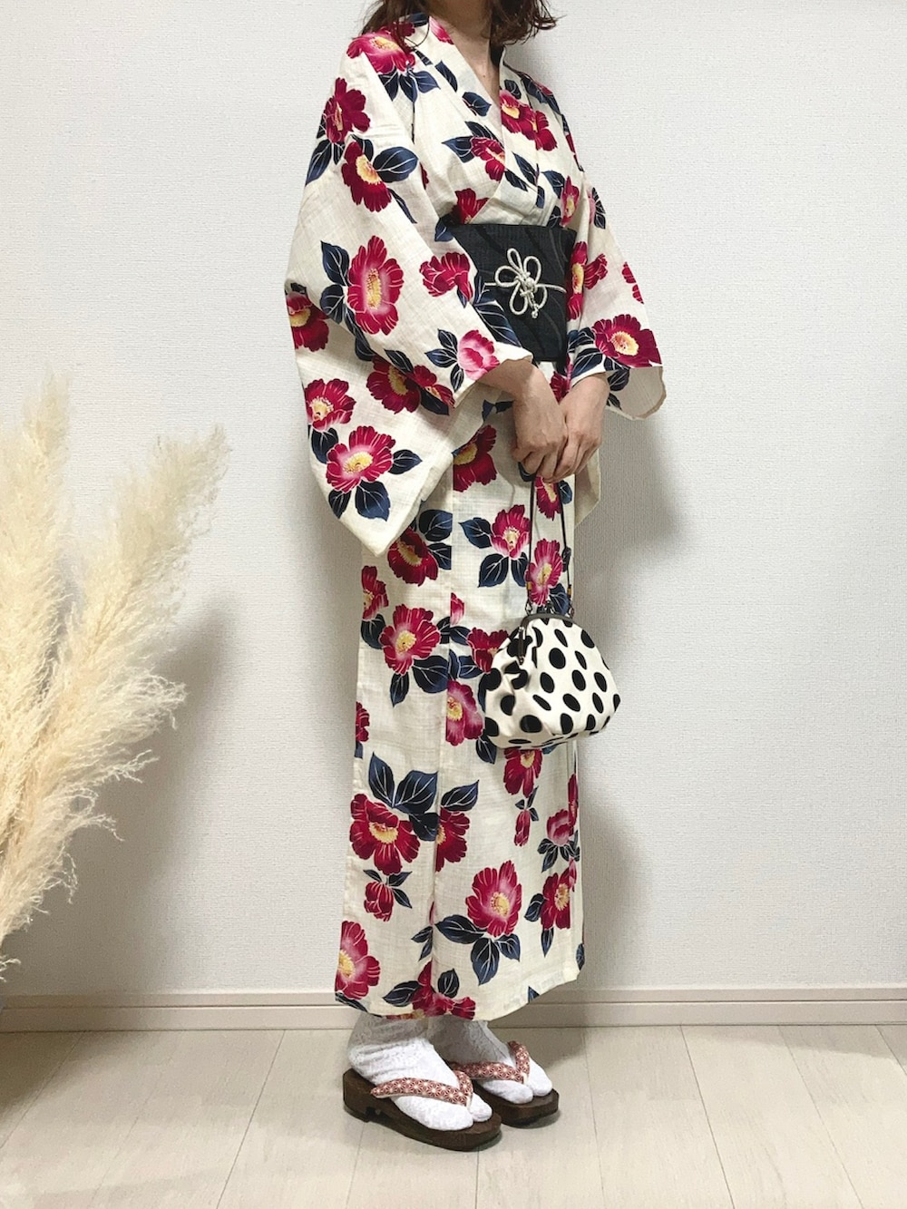 ピンク系の浴衣、レッド系の和装小物、その他の和装小物を着用したレディースの夏コーディネートの4枚目の写真