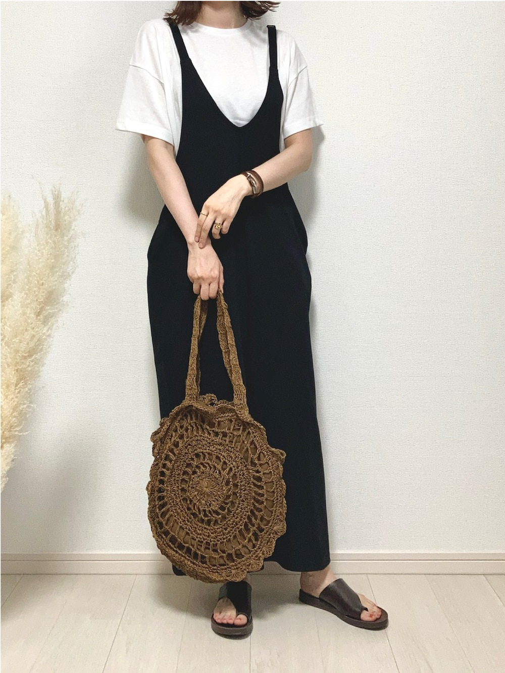 ブラック系のつなぎ/オールインワン、ブラウン系のショルダーバッグ、ブラウン系のサンダルを着用したレディースの夏コーディネートの2枚目の写真