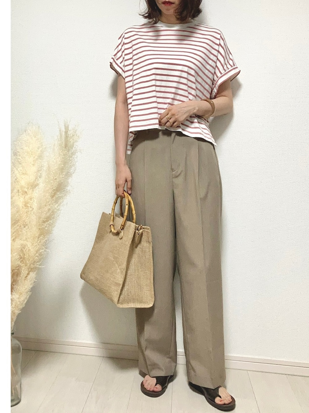 ピンク系のTシャツ/カットソー、ブラウン系のテーラードジャケット、ブラウン系のその他パンツを着用したレディースの夏コーディネートの2枚目の写真