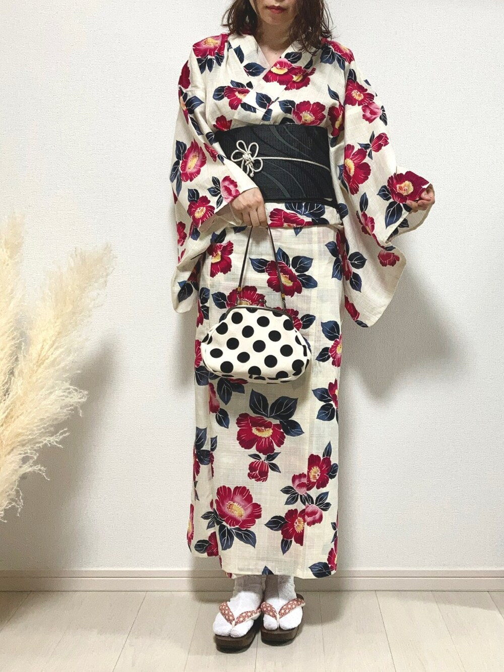 ピンク系の浴衣、レッド系の和装小物、その他の和装小物を着用したレディースの夏コーディネートの2枚目の写真