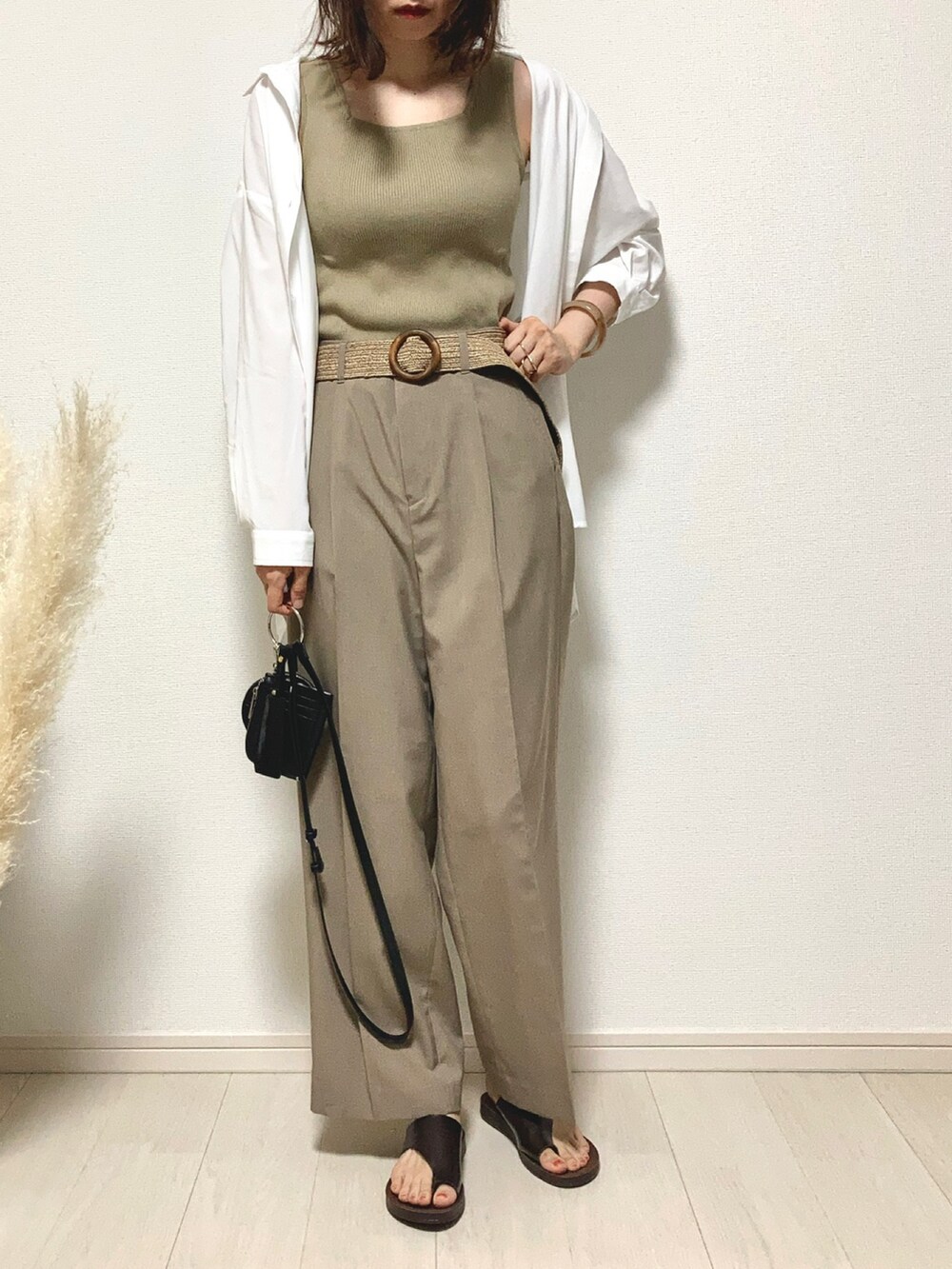 ベージュ系のタンクトップ、ホワイト系のシャツ/ブラウス、ブラウン系のその他パンツを着用したレディースの夏コーディネートの2枚目の写真