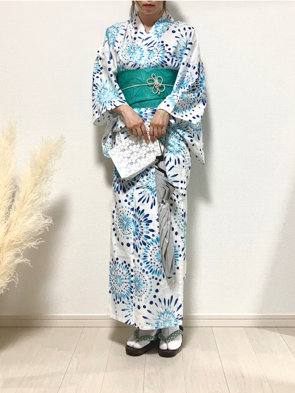 ブルー系の浴衣、ホワイト系の浴衣、グリーン系の和装小物を着用したレディースの夏コーディネートの2枚目の写真