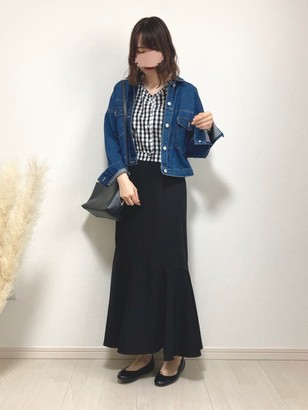 ブルー系のデニムジャケット、ブラック系のシャツ/ブラウス、ブラック系のスカートを着用したレディースの夏コーディネートの2枚目の写真