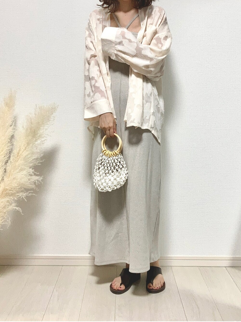 ベージュ系のワンピース、ホワイト系のシャツ/ブラウス、ホワイト系のハンドバッグを着用したレディースの夏コーディネートの2枚目の写真