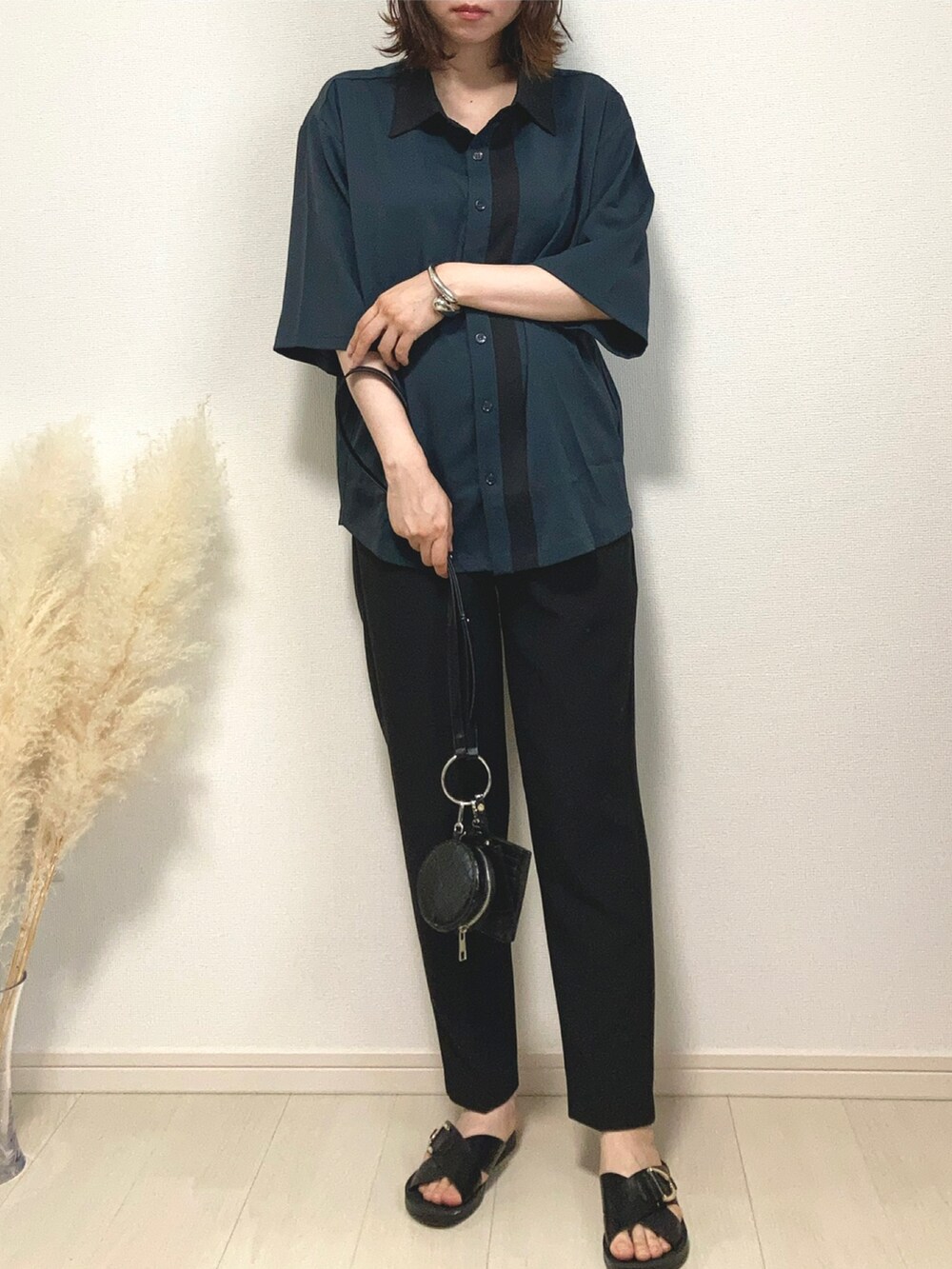 ブルー系のシャツ/ブラウス、ブラック系のショルダーバッグ、ブラック系のサンダルを着用したレディースの夏コーディネートの2枚目の写真