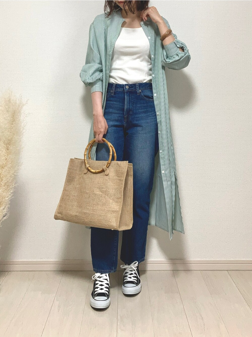 グリーン系のワンピース、ホワイト系のタンクトップ、その他のデニムパンツを着用したレディースの夏コーディネートの2枚目の写真