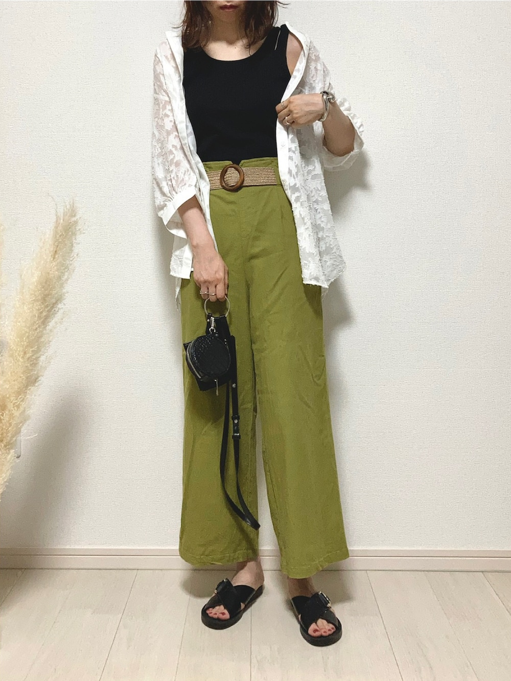 ホワイト系のシャツ/ブラウス、ブラック系のタンクトップ、グリーン系のパンツを着用したレディースの夏コーディネートの2枚目の写真