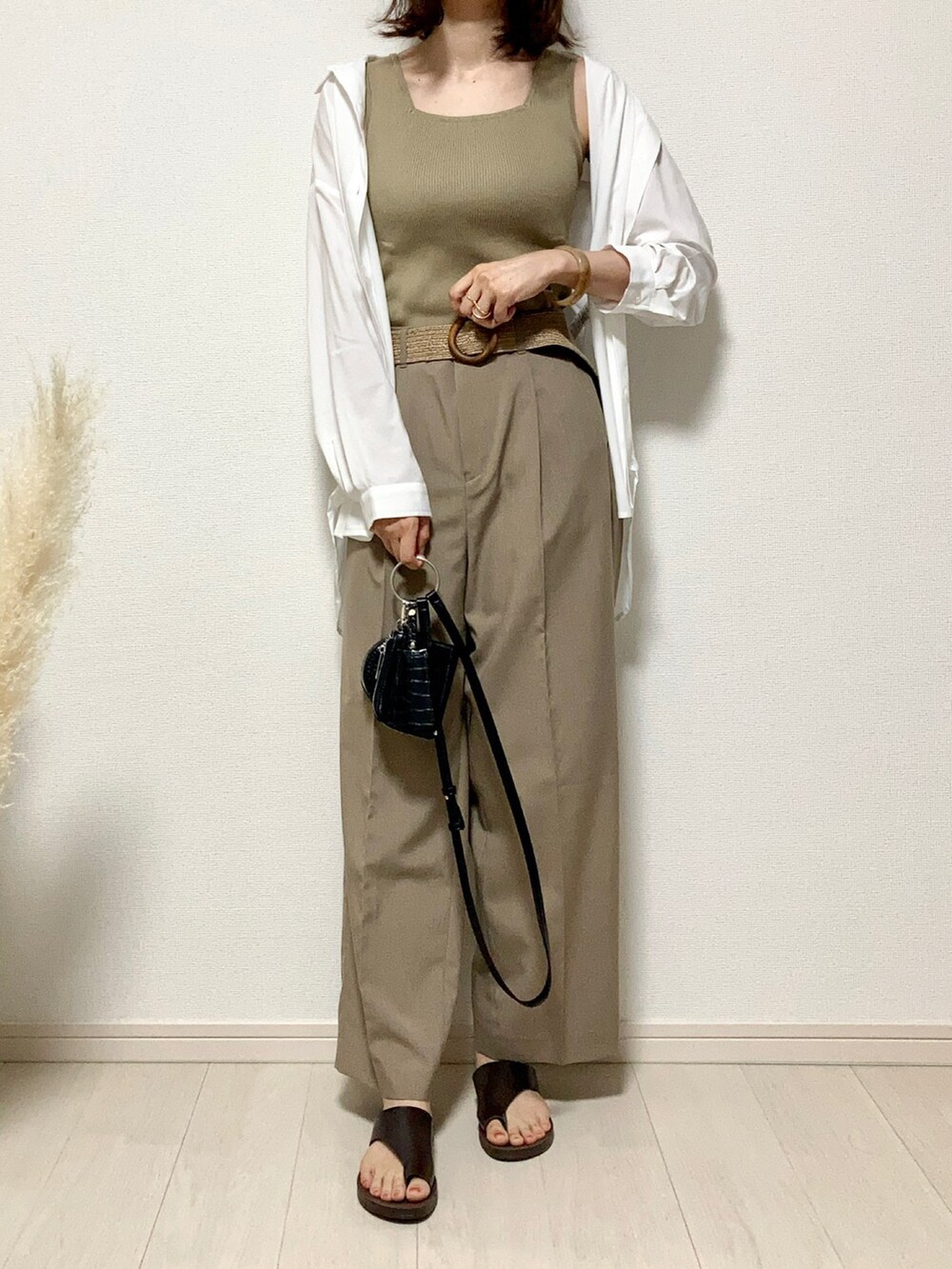 ベージュ系のタンクトップ、ホワイト系のシャツ/ブラウス、ブラウン系のその他パンツを着用したレディースの夏コーディネートの4枚目の写真