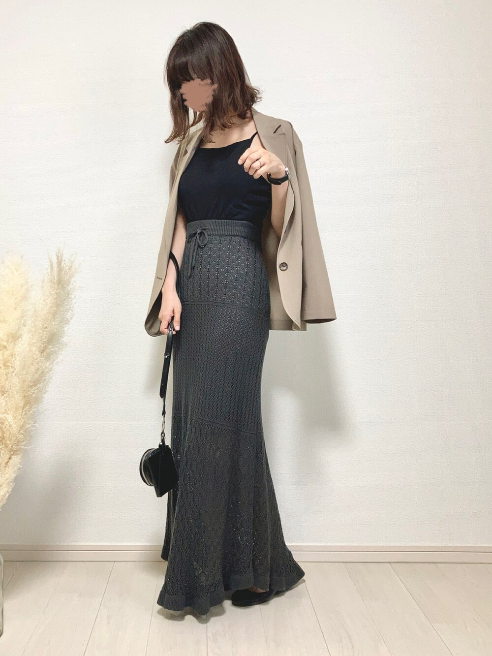 ブラウン系のテーラードジャケット、グレー系のスカート、ブラック系のバレエシューズを着用したレディースの夏コーディネートの3枚目の写真