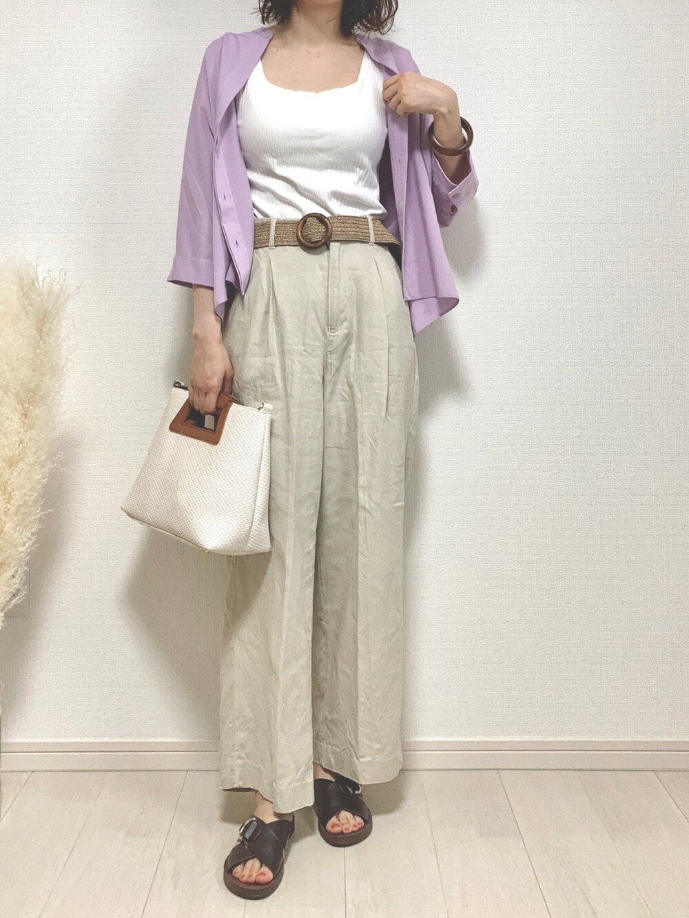 パープル系のシャツ/ブラウス、ベージュ系のその他パンツ、ホワイト系のハンドバッグを着用したレディースの春コーディネートの2枚目の写真