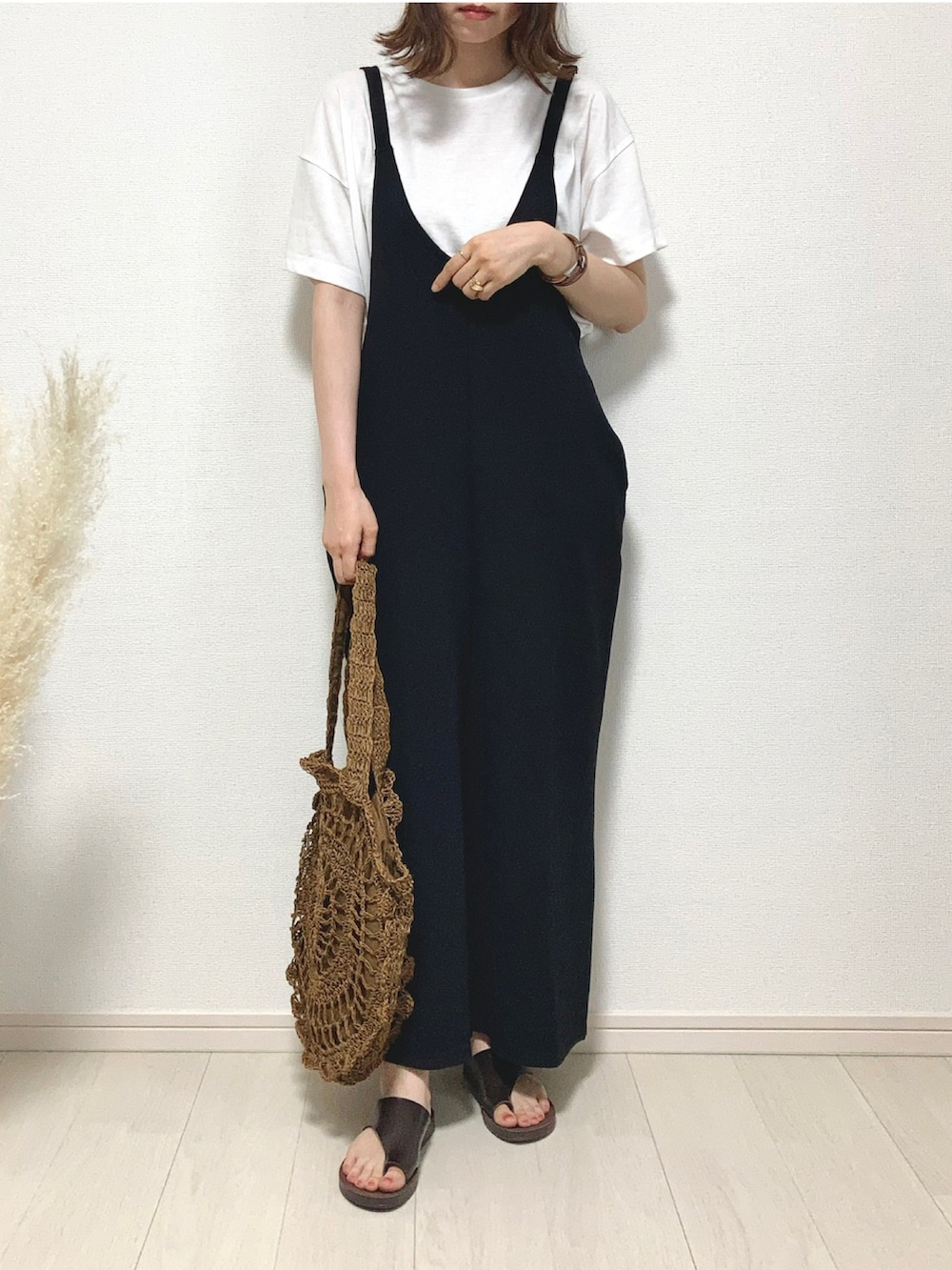 ブラック系のつなぎ/オールインワン、ブラウン系のショルダーバッグ、ブラウン系のサンダルを着用したレディースの夏コーディネートの3枚目の写真