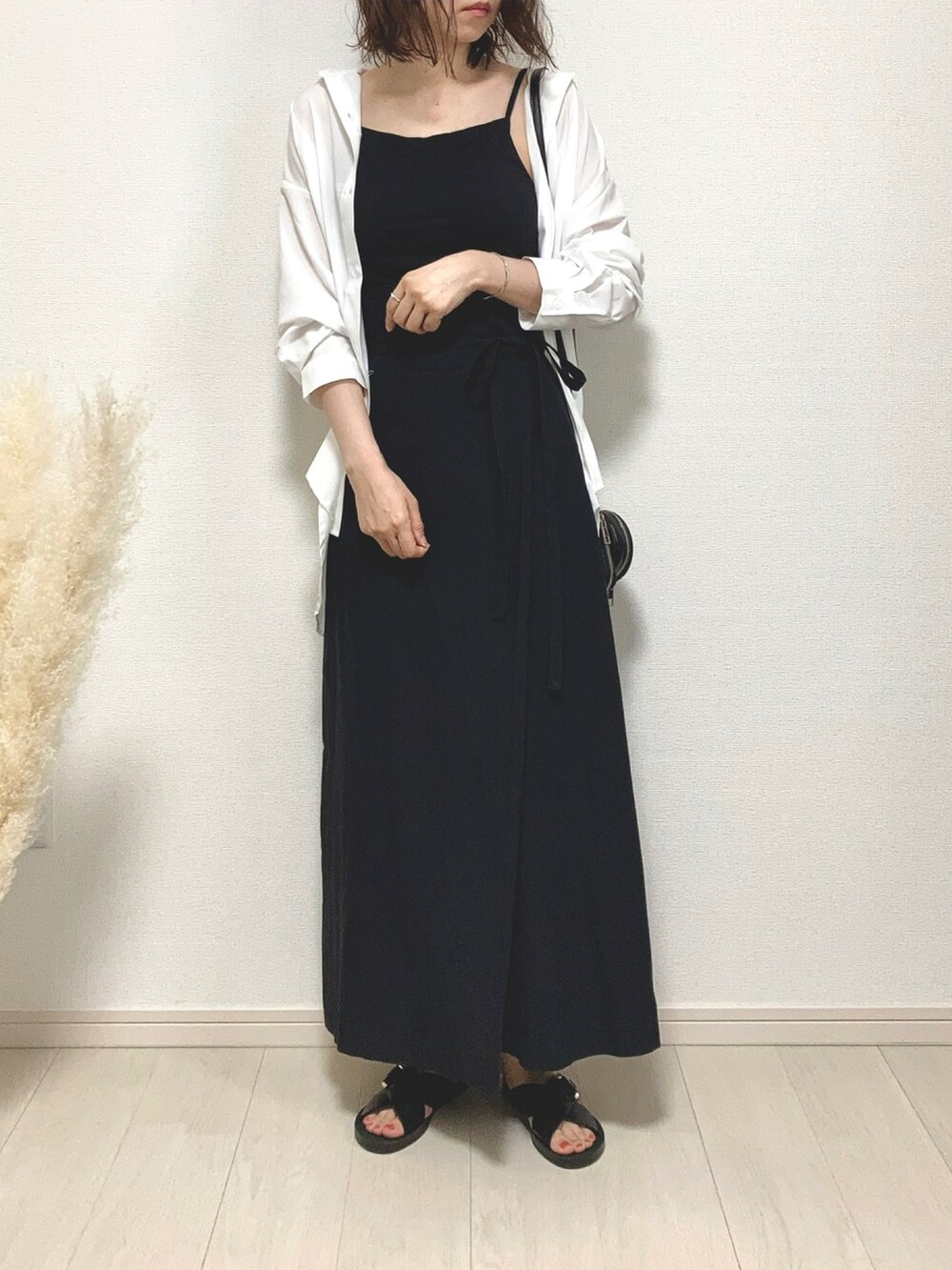 ホワイト系のシャツ/ブラウス、ブラック系のスカート、ブラック系のショルダーバッグを着用したレディースの夏コーディネートの3枚目の写真