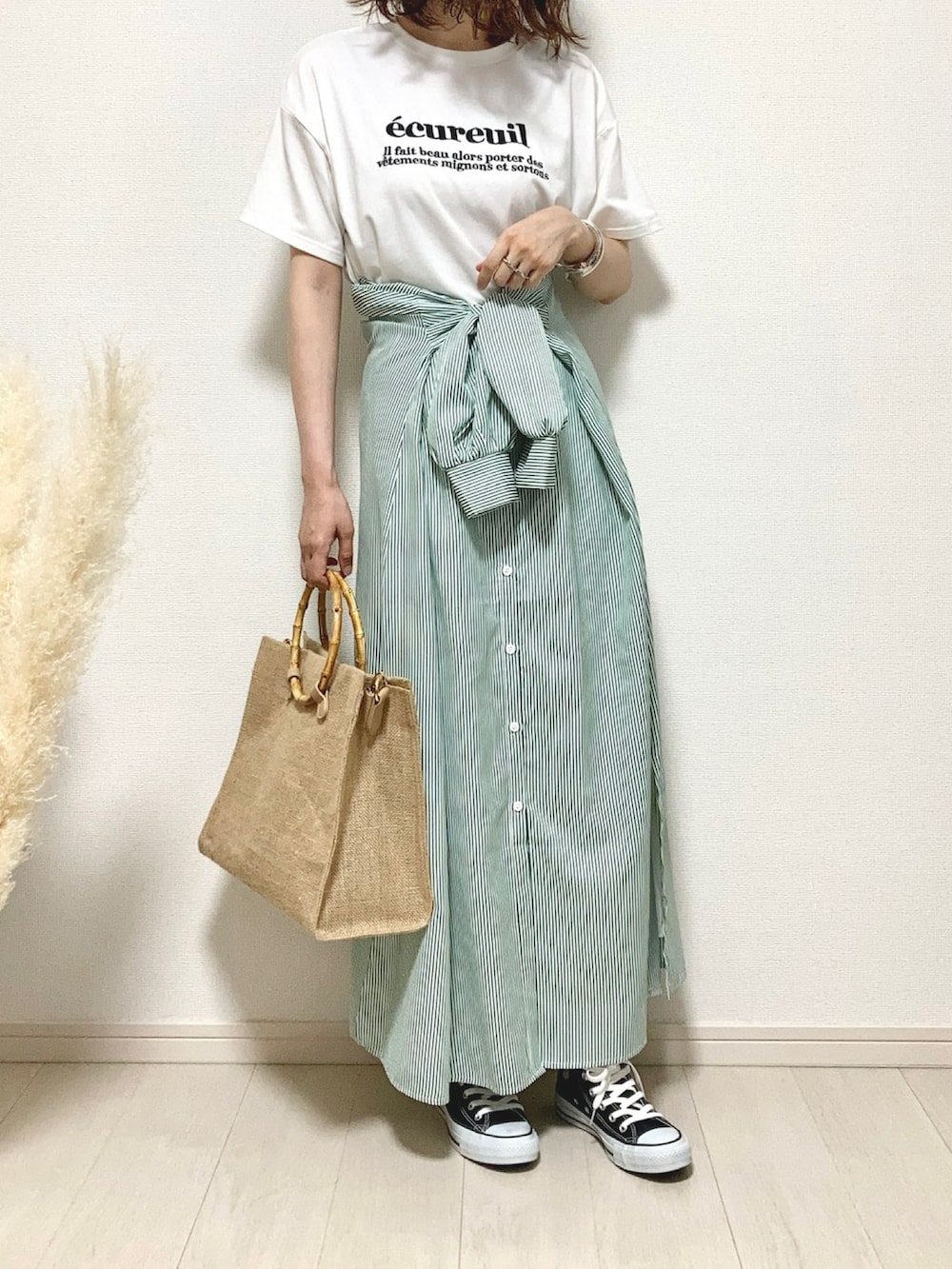 ホワイト系のTシャツ/カットソー、グリーン系のワンピース、ベージュ系のハンドバッグを着用したレディースの夏コーディネートの4枚目の写真