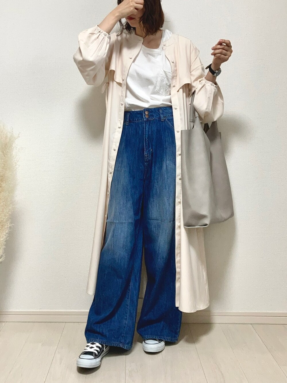 ホワイト系のシャツワンピース、ホワイト系のTシャツ/カットソー、ホワイト系のトートバッグを着用したレディースの夏コーディネートの2枚目の写真