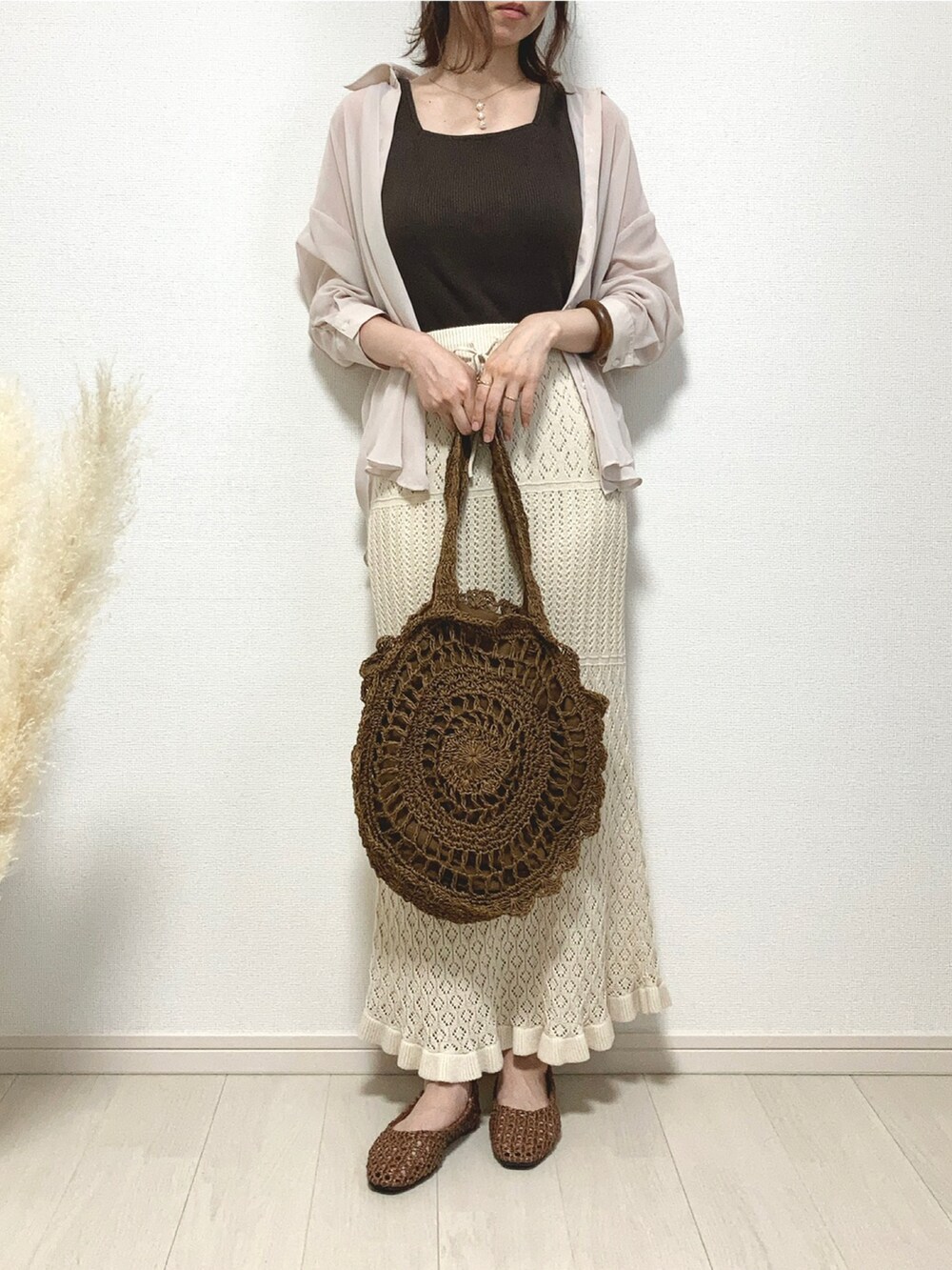 ベージュ系のシャツ/ブラウス、ブラウン系のタンクトップ、ベージュ系のスカートを着用したレディースの夏コーディネートの2枚目の写真