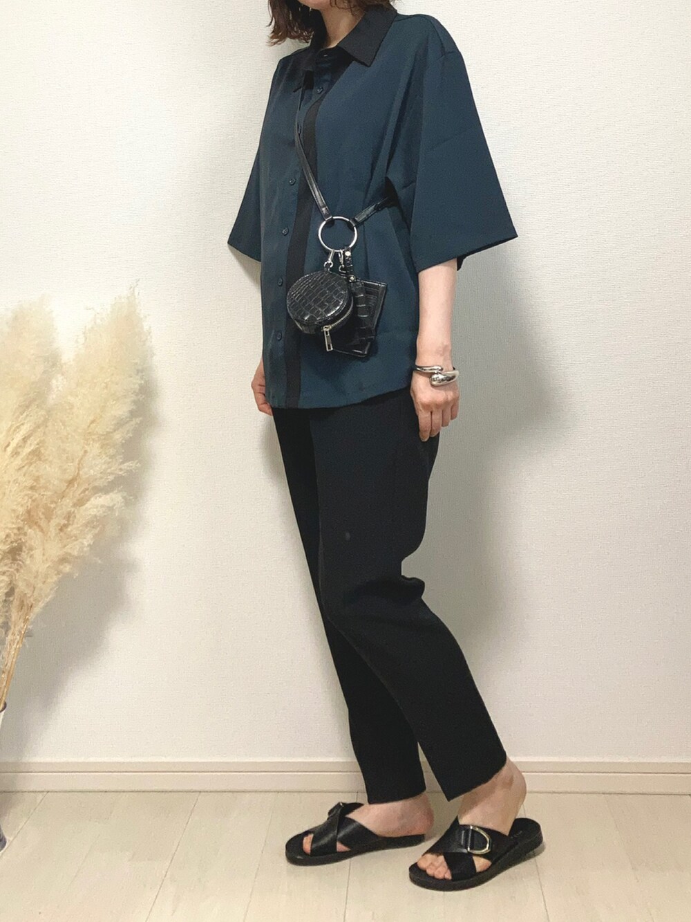 ブルー系のシャツ/ブラウス、ブラック系のショルダーバッグ、ブラック系のサンダルを着用したレディースの夏コーディネートの3枚目の写真