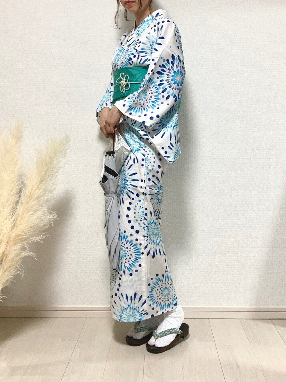 ブルー系の浴衣、ホワイト系の浴衣、グリーン系の和装小物を着用したレディースの夏コーディネートの3枚目の写真