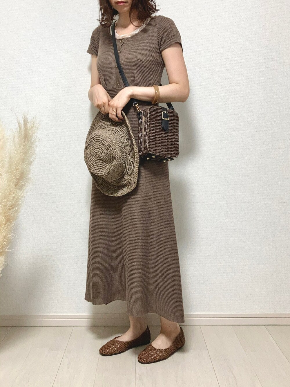 ブラウン系のワンピース、ホワイト系のタンクトップ、ブラウン系のかごバッグを着用したレディースの夏コーディネートの3枚目の写真