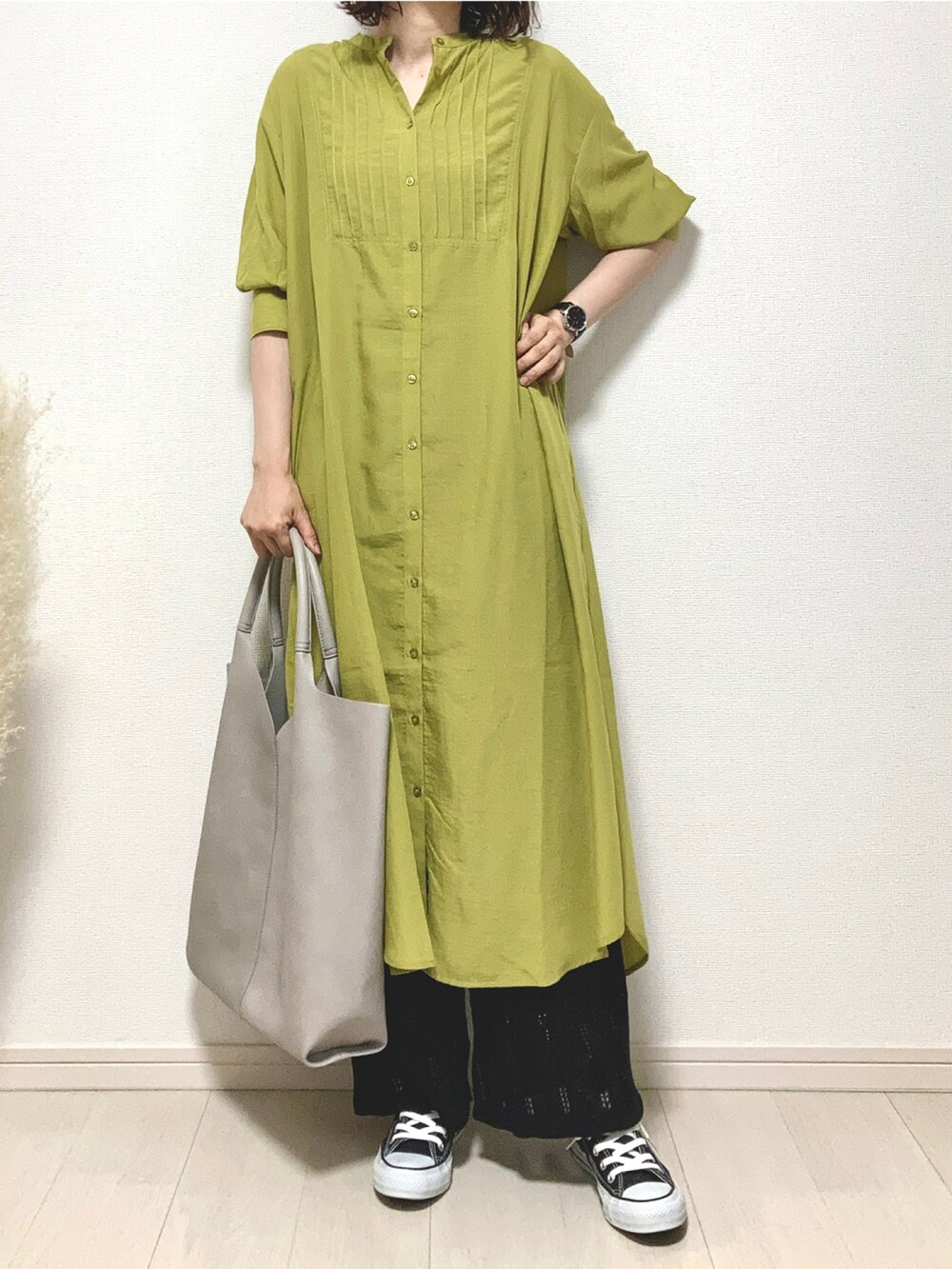 グリーン系のシャツワンピース、ブラック系のアンサンブル、ホワイト系のトートバッグを着用したレディースの夏コーディネートの3枚目の写真