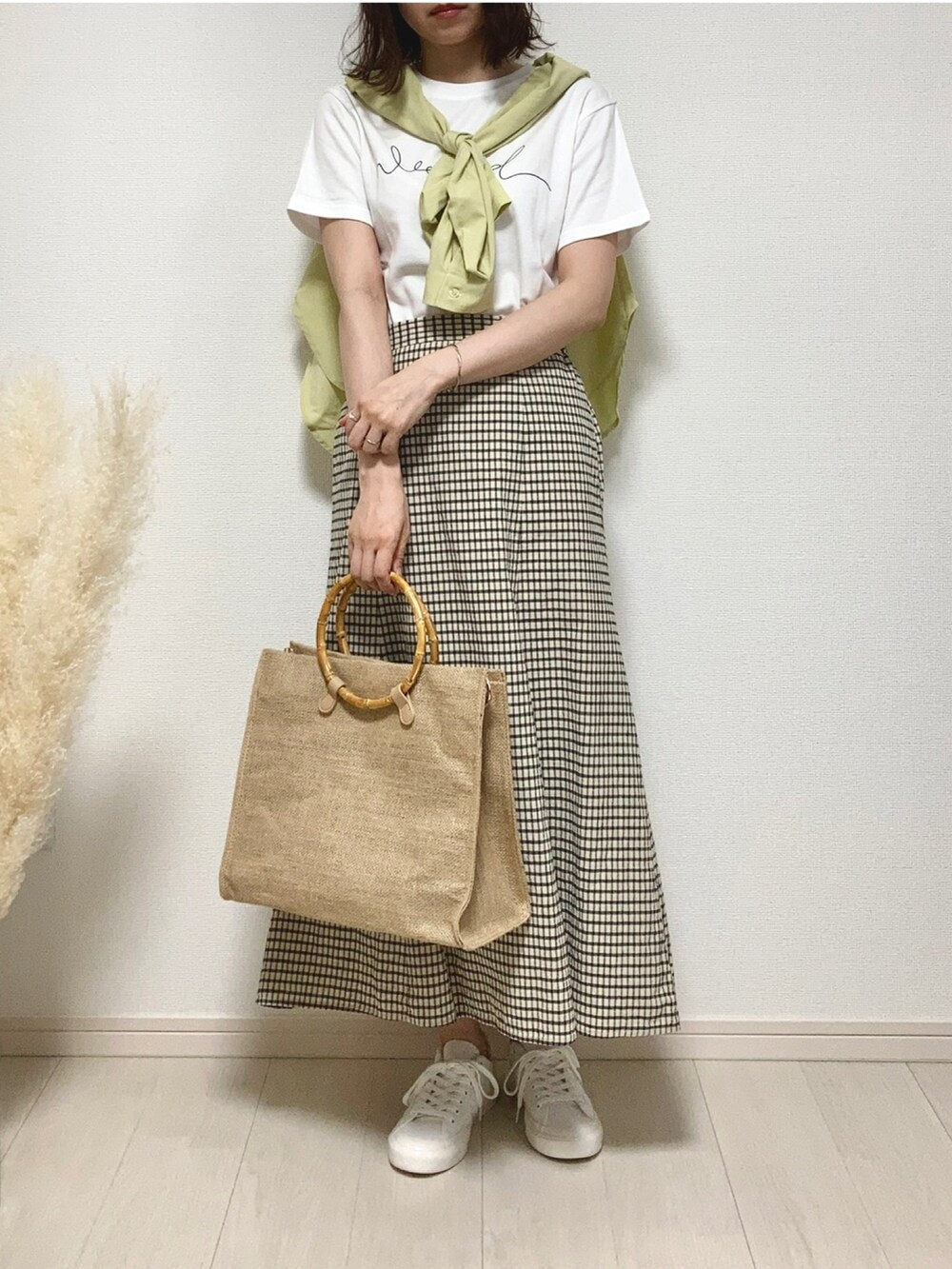 ホワイト系のTシャツ/カットソー、イエロー系のシャツ/ブラウス、その他のスカートを着用したレディースの夏コーディネートの2枚目の写真