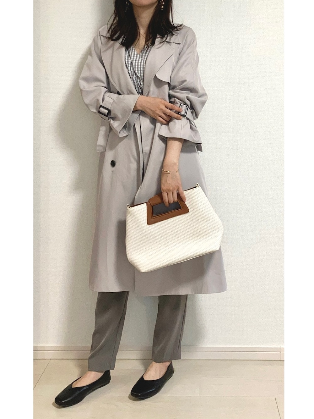 グレー系のその他パンツ、ホワイト系のハンドバッグ、グレー系のシャツ/ブラウスを着用したレディースの春コーディネートの2枚目の写真