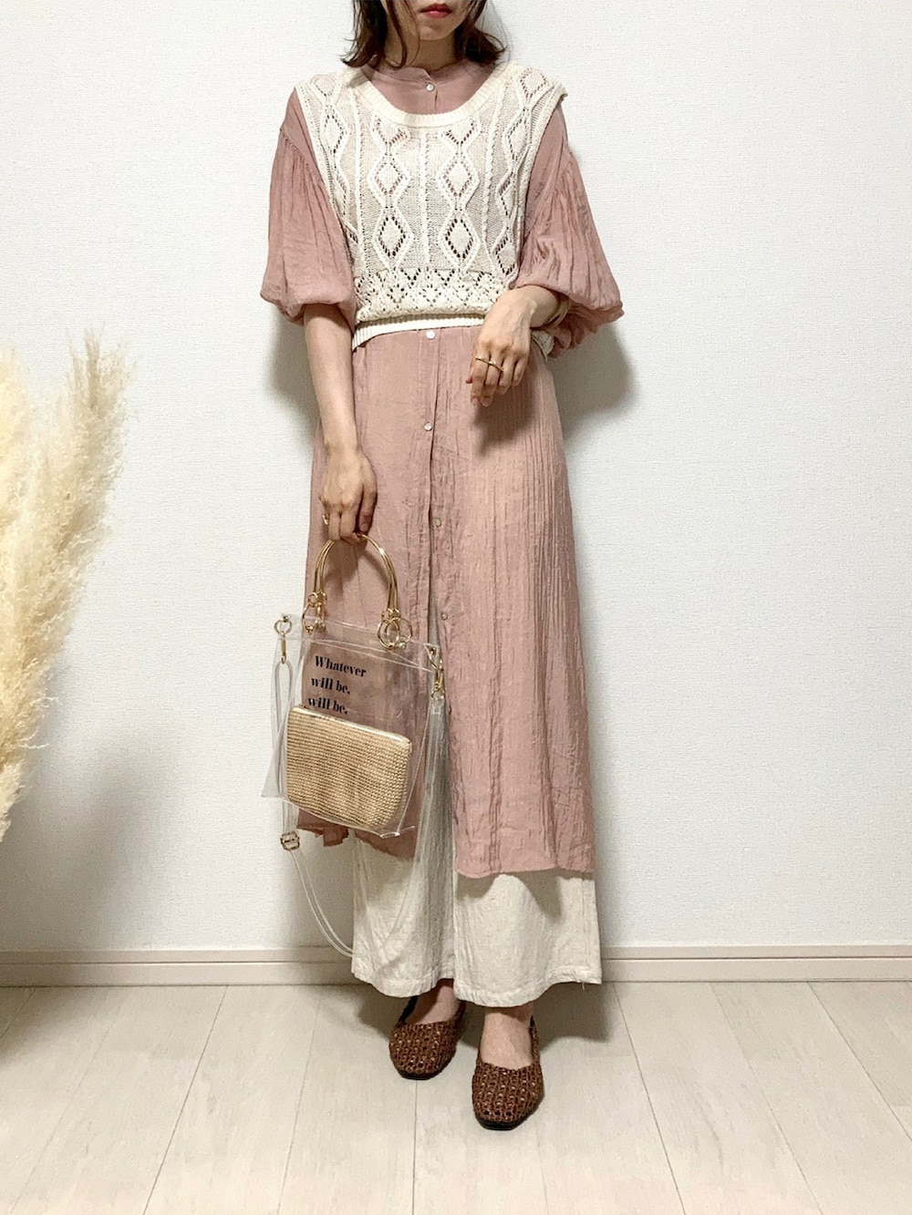 オレンジ系のシャツワンピース、ベージュ系のベスト、ホワイト系のその他パンツを着用したレディースの夏コーディネートの2枚目の写真