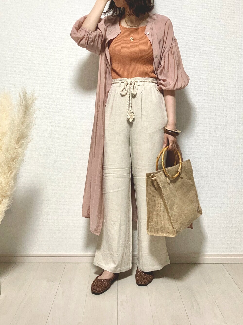 ホワイト系のその他パンツ、オレンジ系のシャツワンピース、オレンジ系のタンクトップを着用したレディースの夏コーディネートの3枚目の写真