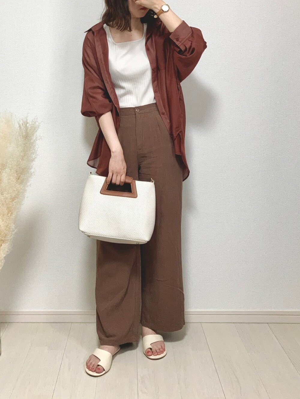 ホワイト系のトップス、ブラウン系のシャツ/ブラウス、ブラウン系のその他パンツを着用したレディースの夏コーディネートの2枚目の写真