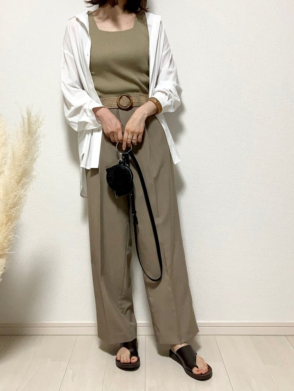 ベージュ系のタンクトップ、ホワイト系のシャツ/ブラウス、ブラウン系のその他パンツを着用したレディースの夏コーディネートの3枚目の写真