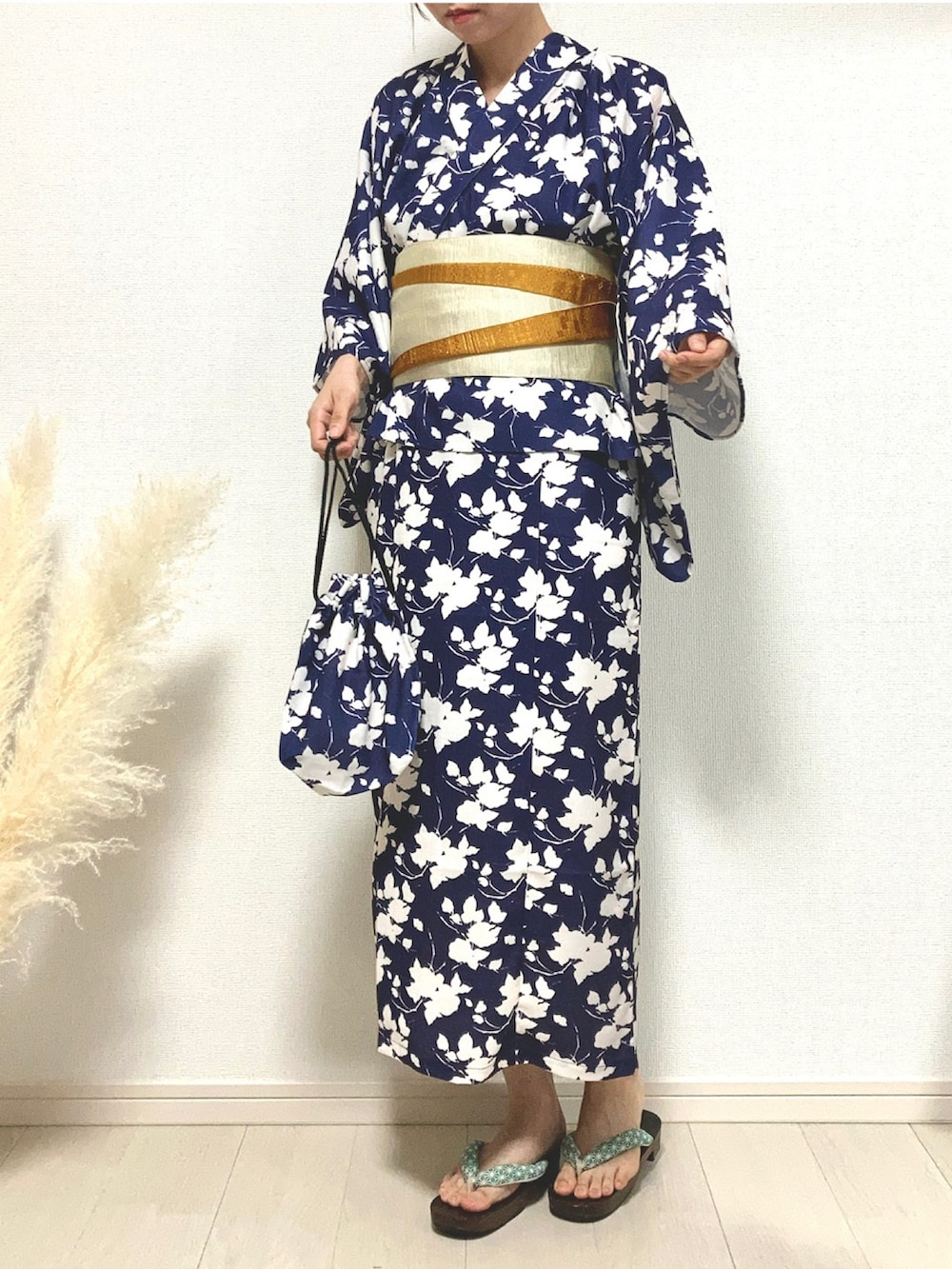 ブルー系のワンピース、ホワイト系のかごバッグ、ブラック系のサンダルを着用したレディースの秋コーディネートの3枚目の写真