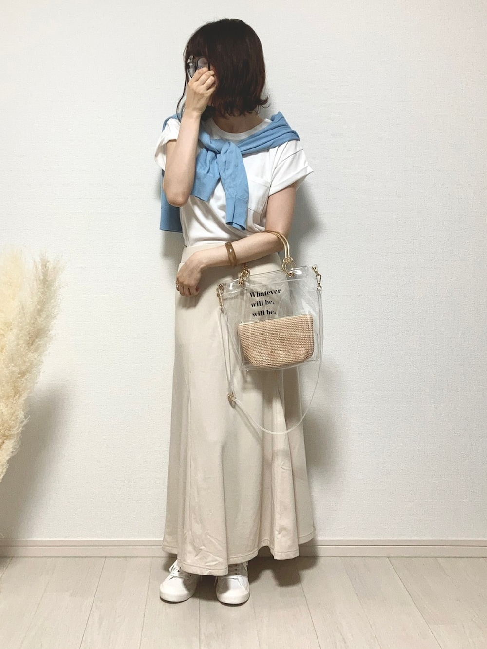 ホワイト系のTシャツ/カットソー、ホワイト系のスカート、ホワイト系のスニーカーを着用したレディースの夏コーディネートの2枚目の写真