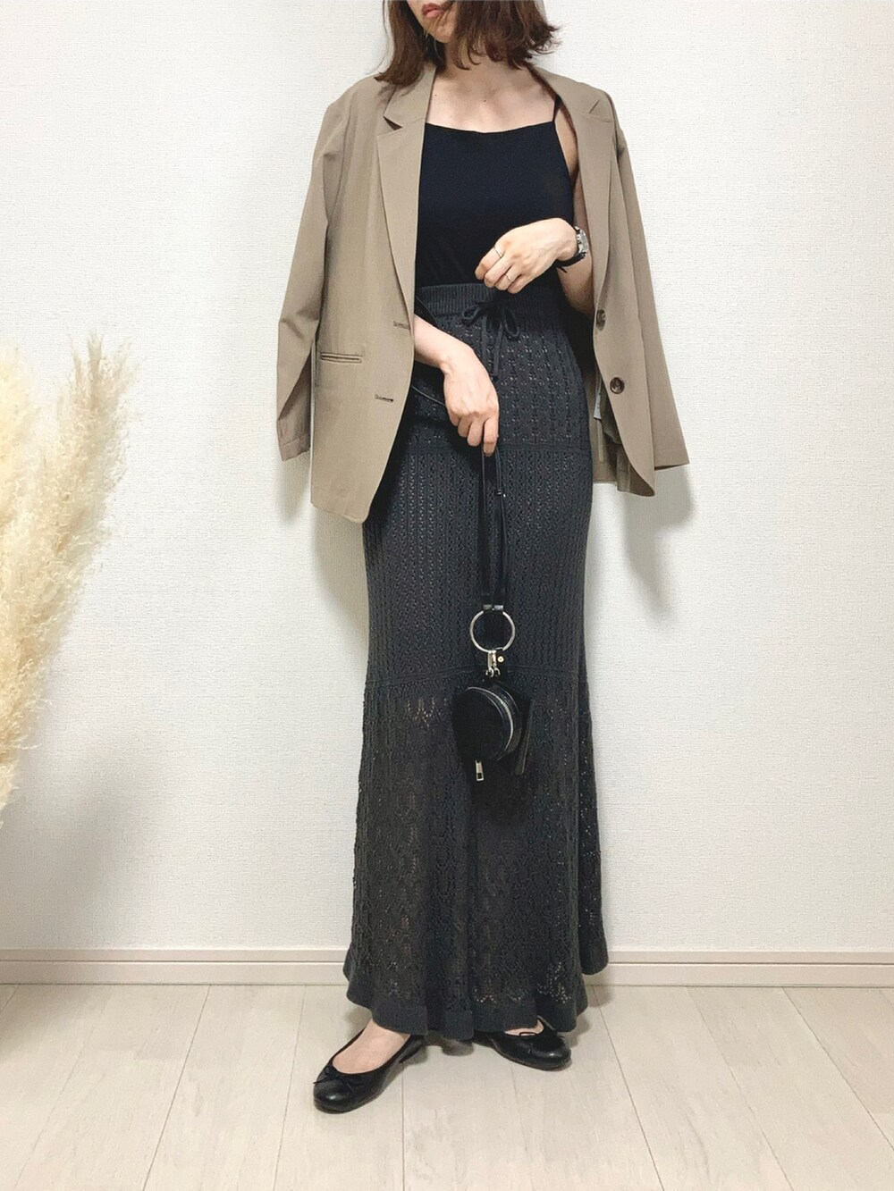 ブラウン系のテーラードジャケット、グレー系のスカート、ブラック系のバレエシューズを着用したレディースの夏コーディネートの2枚目の写真