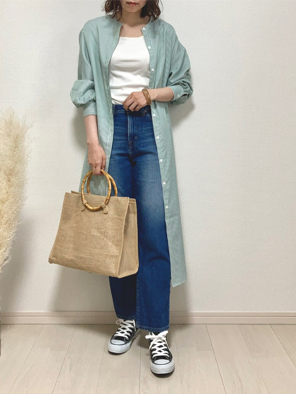 グリーン系のワンピース、ホワイト系のタンクトップ、その他のデニムパンツを着用したレディースの夏コーディネートの3枚目の写真