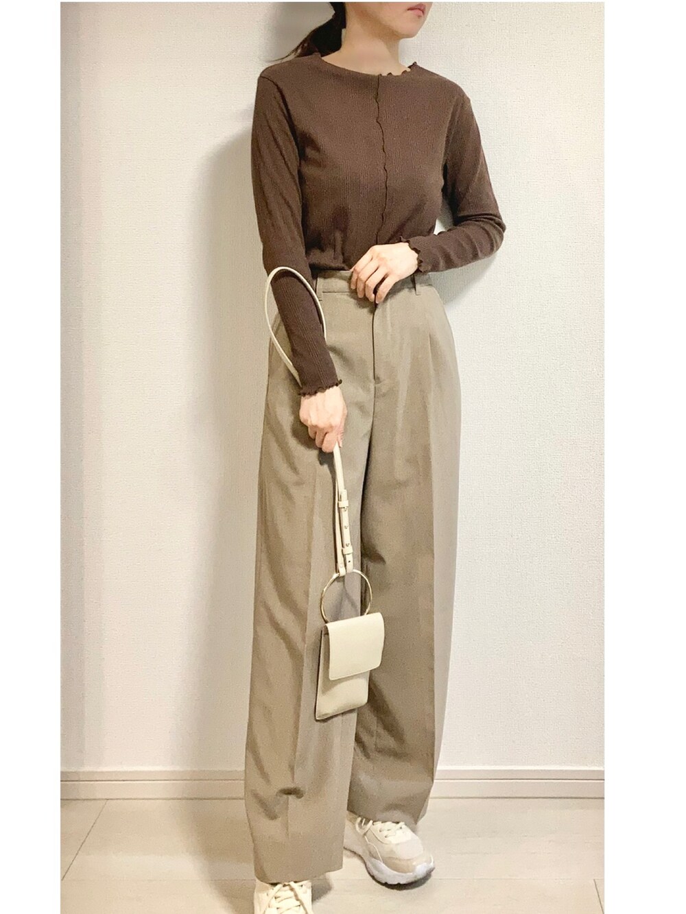 ブラウン系のその他パンツ、ブラック系のTシャツ/カットソー、ブラック系のスニーカーを着用したレディースの春コーディネートの2枚目の写真