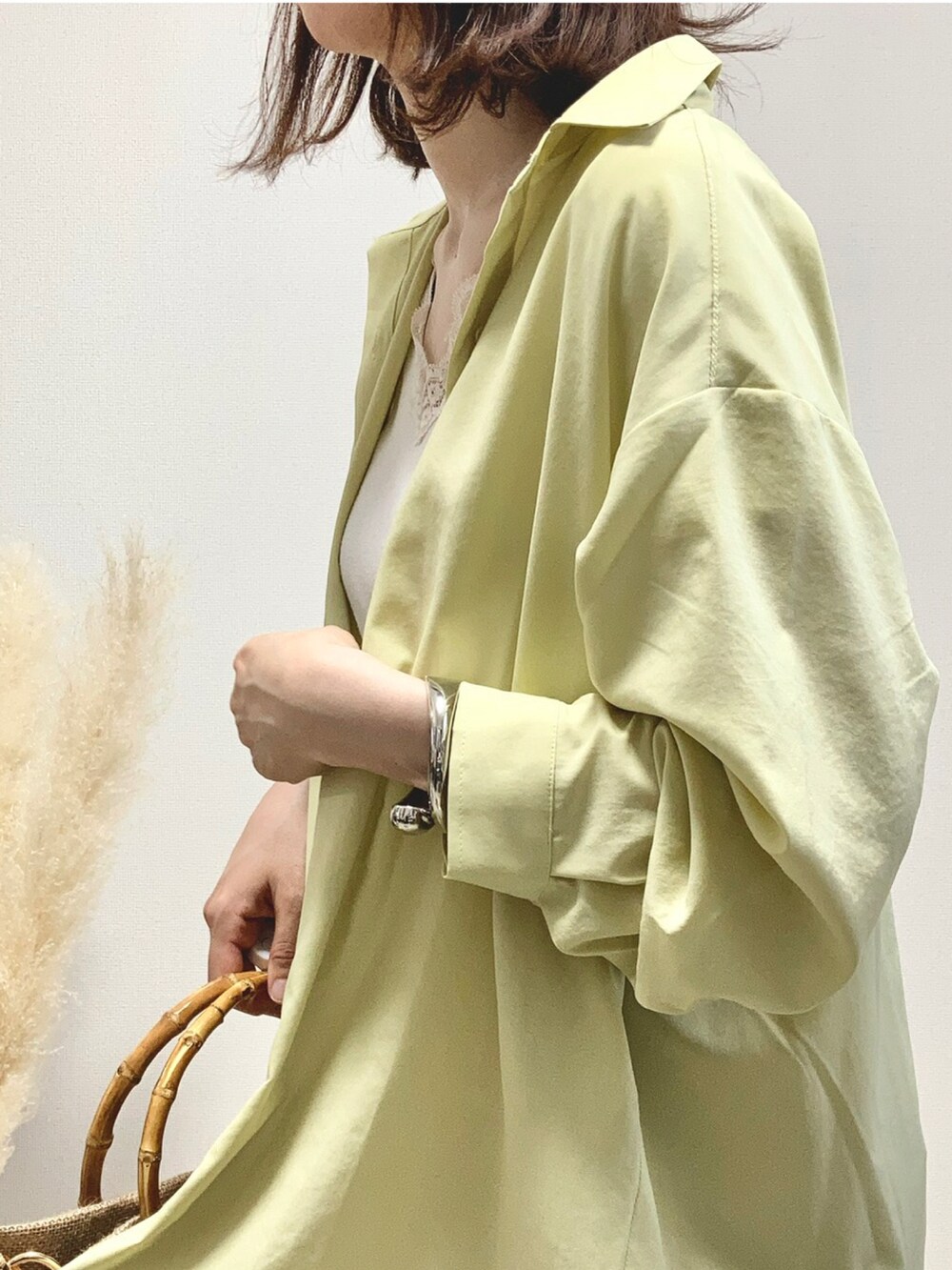 ホワイト系のTシャツ/カットソー、イエロー系のシャツ/ブラウス、ベージュ系のその他パンツを着用したレディースの夏コーディネートの5枚目の写真